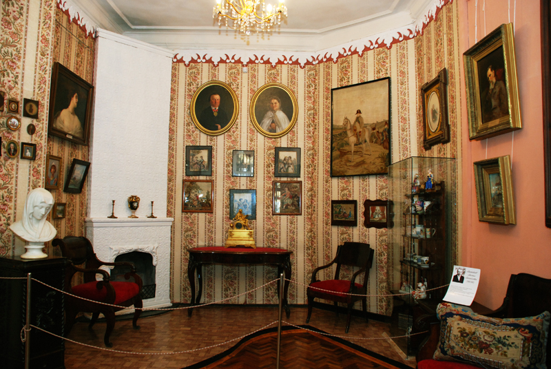 Интерьер дворянской гостиной XIX века
