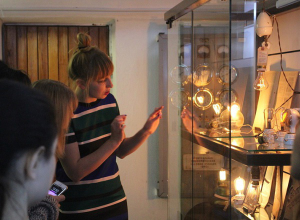 Фрагмент экспозиции, посвященной началу электрического освещения в России и рекламная тумба начала ХХ века
