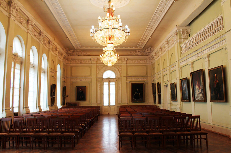 Зал парадной портретной живописи XVIII-XIX веков. В Офицерском собрании - Бальный зал