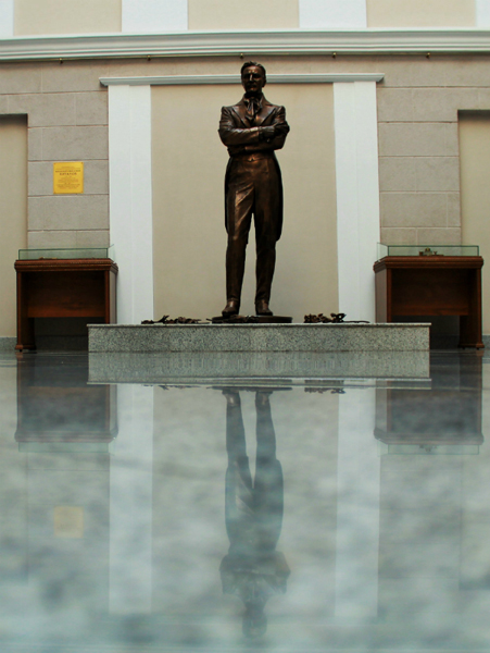 Атриум, памятник В.И. Качалову в здании театра