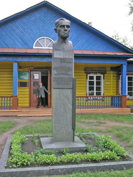 Памятник Т.С. Мальцевау на его родине