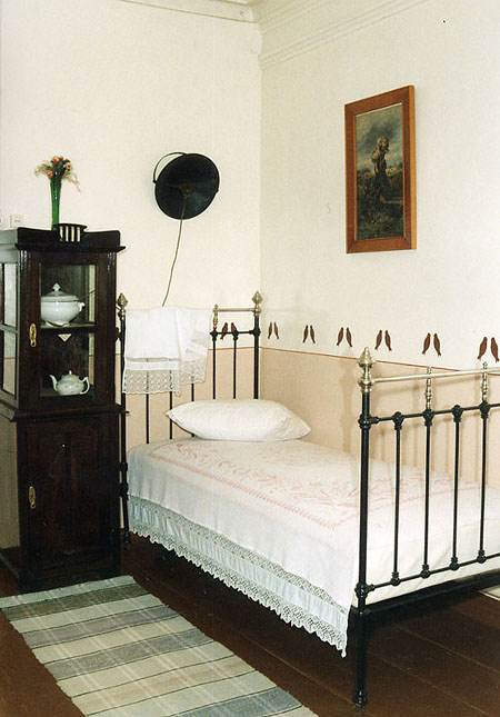 Мемориальная комната - кабинет Б. Пастернака. Кровать